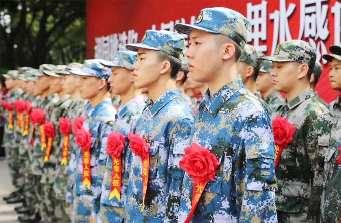 量身定制，新兵穿上合体军装
